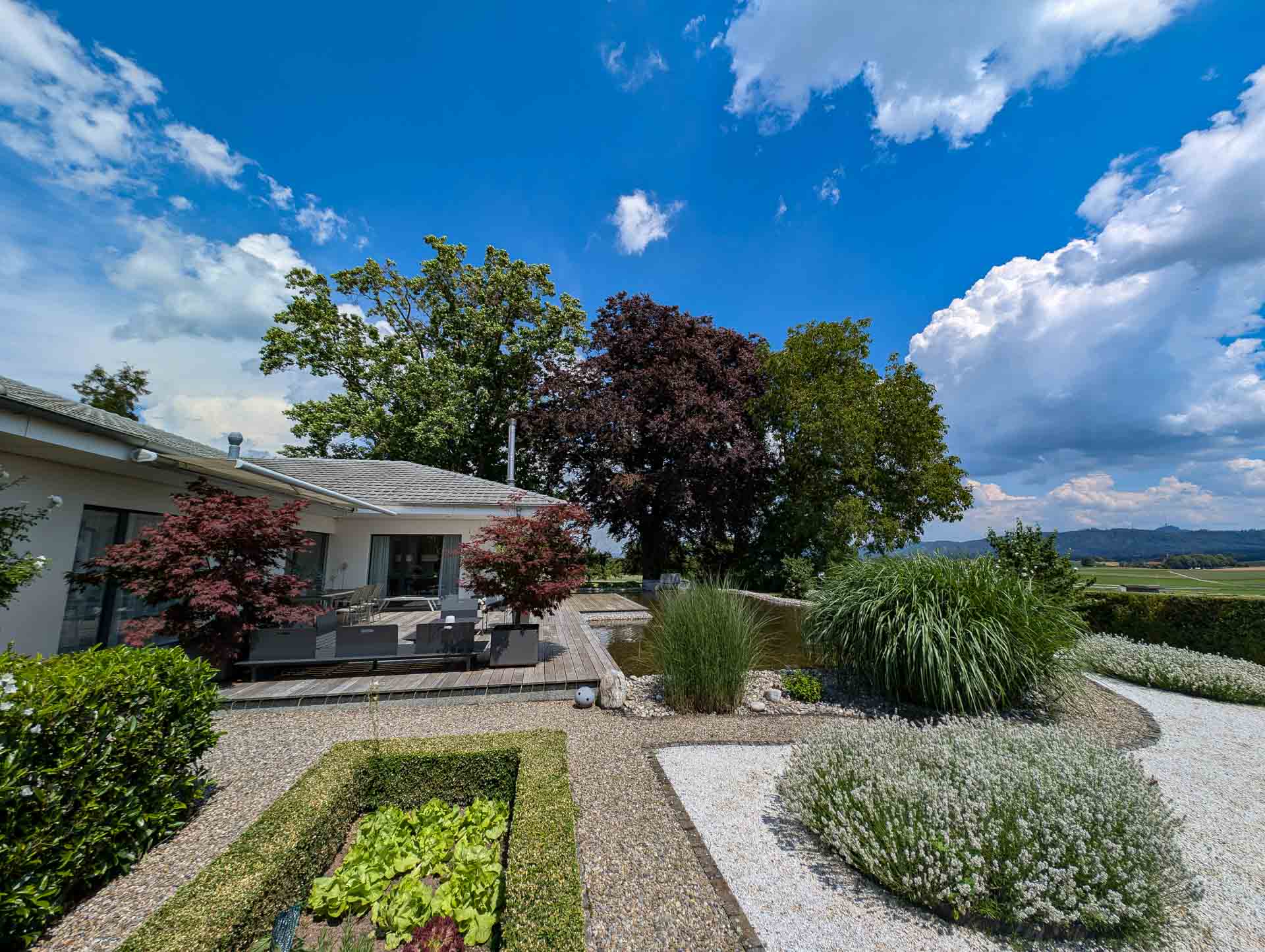 Garten der Villa im Landhausstil in Diemerswil