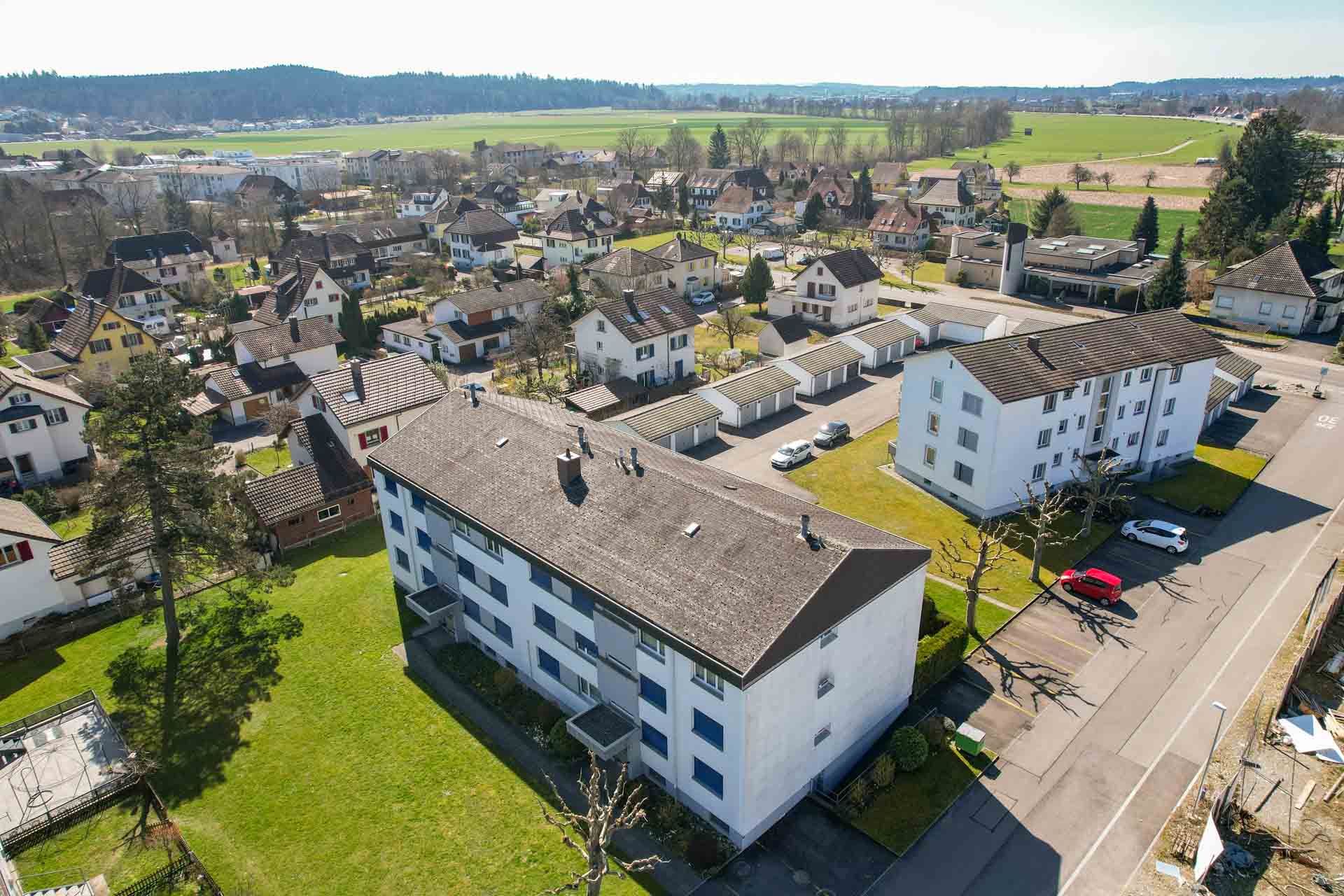Luftaufnahme des Mehrfamilienhauses in Roggwil