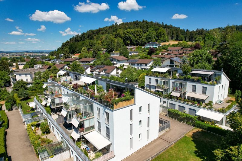 Luftaufnahme der Überbauung, Attika-Duplexwohnung in Ittigen