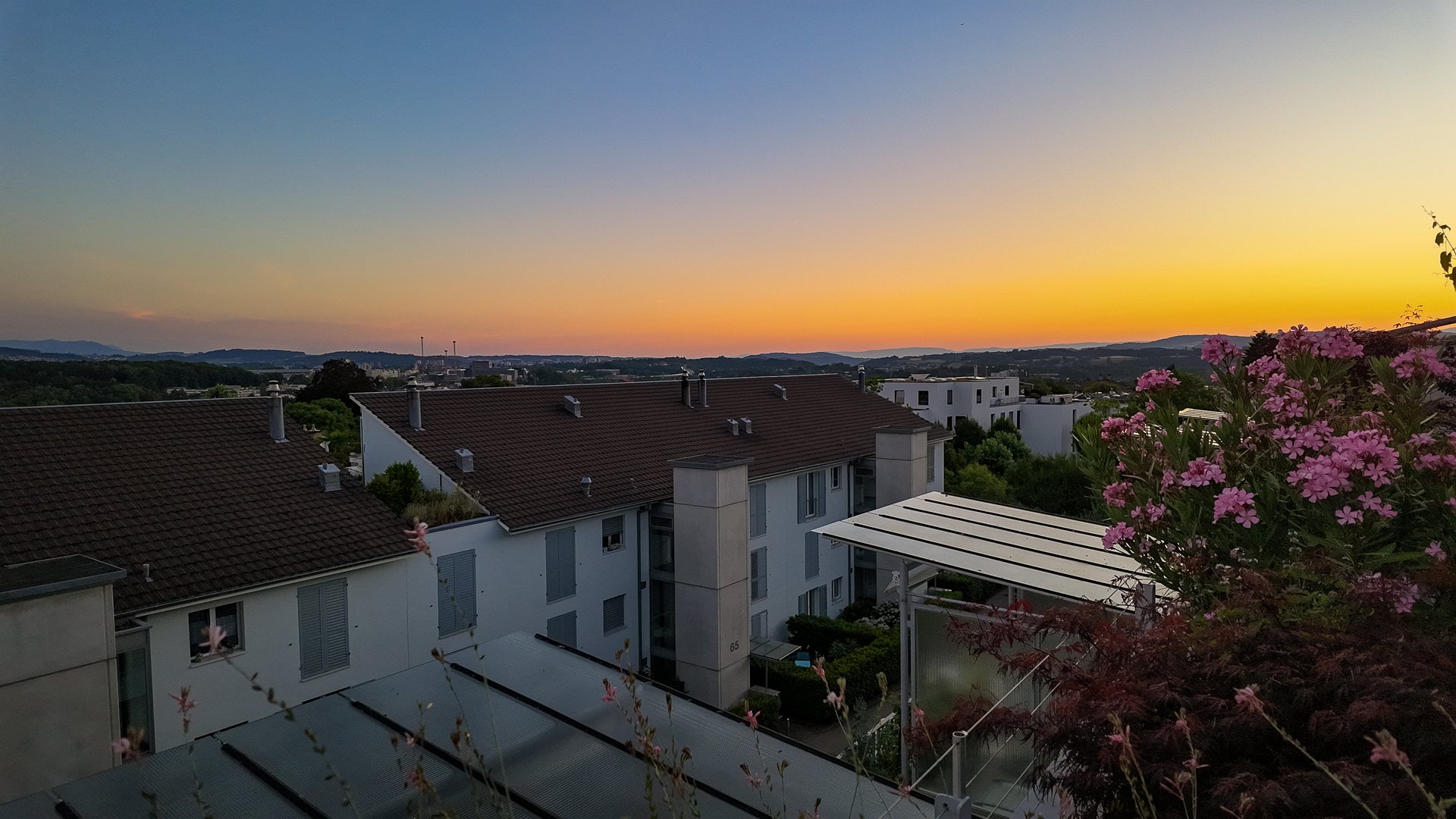 Dachterrasse der Attika-Duplexwohnung in Ittigen am Abend