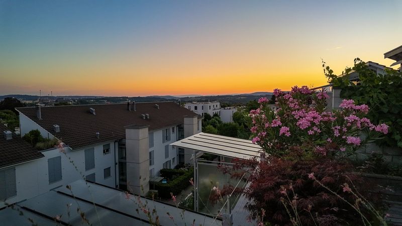 Dachterrasse im Abendrot, Blick über Bern, Ittigen