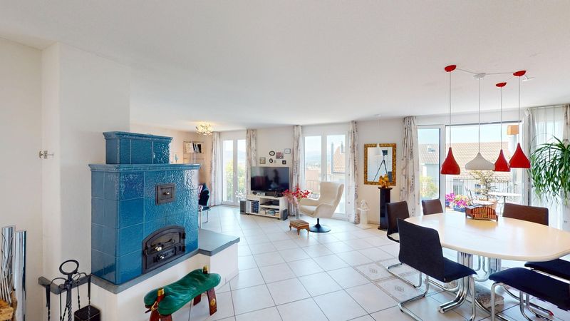Wohnraum mit Kachel-/Speicherofen und Essbereich, Attika-Duplex Ittigen
