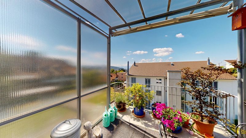 Balkon mit Milchglas und Aussicht, Attika-Duplexwohnung Ittigen