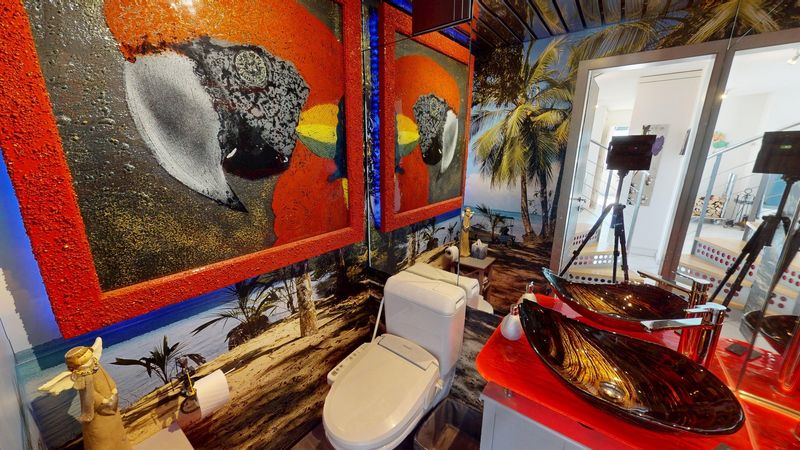 Künstlerisch gestaltetes Gäste-WC, Attika-Duplexwohnung Ittigen