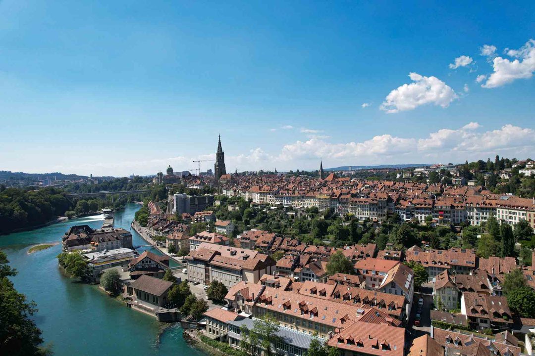 Luftaufnahme der Berner Altstadt mit Münster, Aare und Wohnhäusern