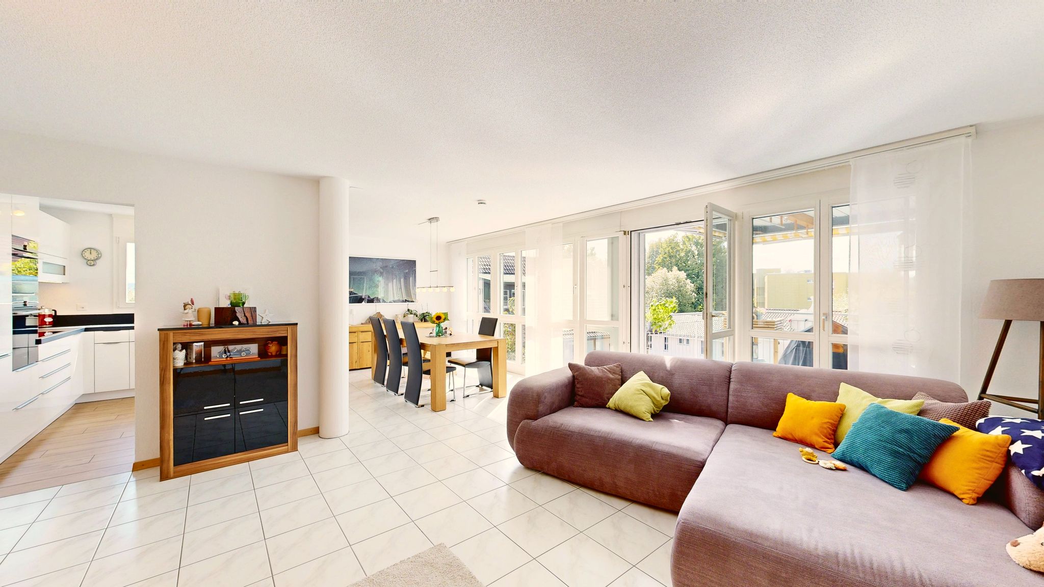 Wohnraum mit offener Küche und Fensterfront, 7-Zimmer-Wohnung Schaalweg 3, Münchenbuchsee