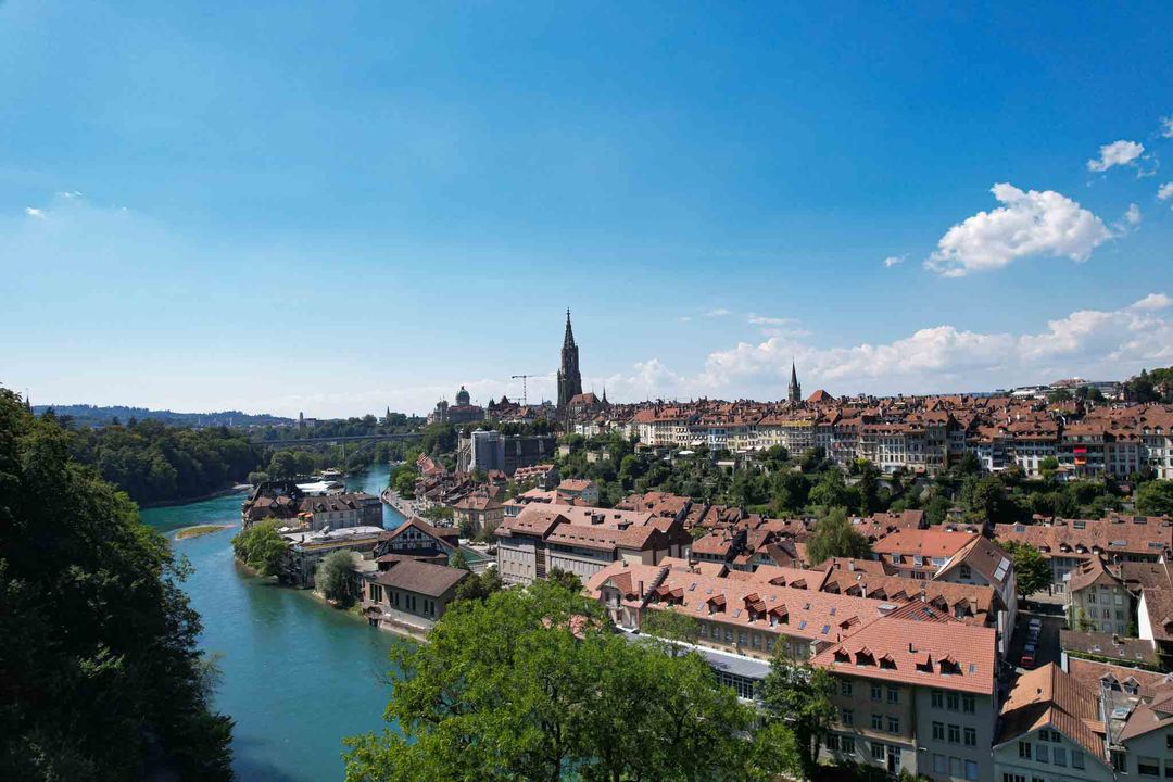 Wohnhäuser in der Berner Matte an der Aare, dahinter Altstadt und Münster