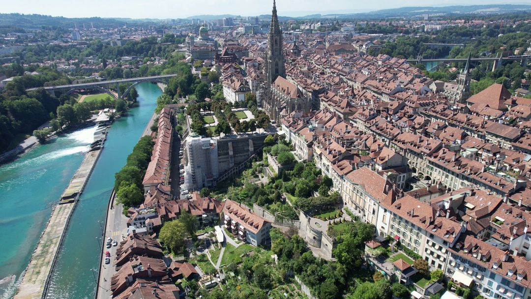 Luftaufnahme der Berner Altstadt mit Matte, Münster und Bundeshaus