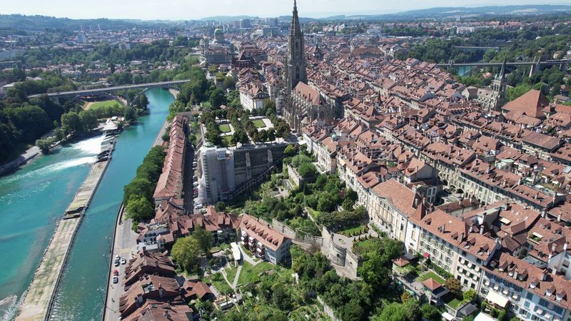 Luftaufnahme der Berner Altstadt mit Matte, Münster und Bundeshaus