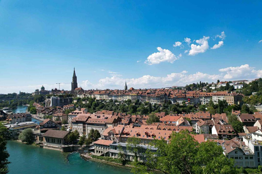 Luftaufnahme von Bern mit Aare, Matte, Bundeshaus und Münster