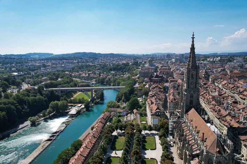 Luftaufnahme der Berner Altstadt mit Münster, Bundeshaus und Aare