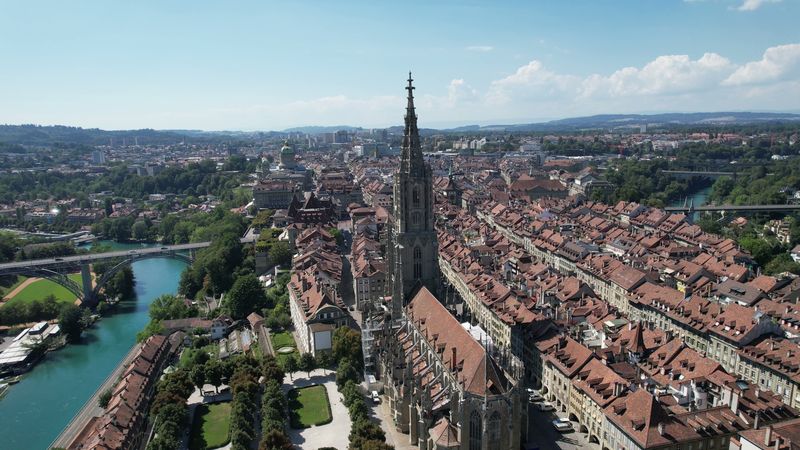 Luftaufnahme der Berner Altstadt mit Münster und Kirchenfeldbrücke
